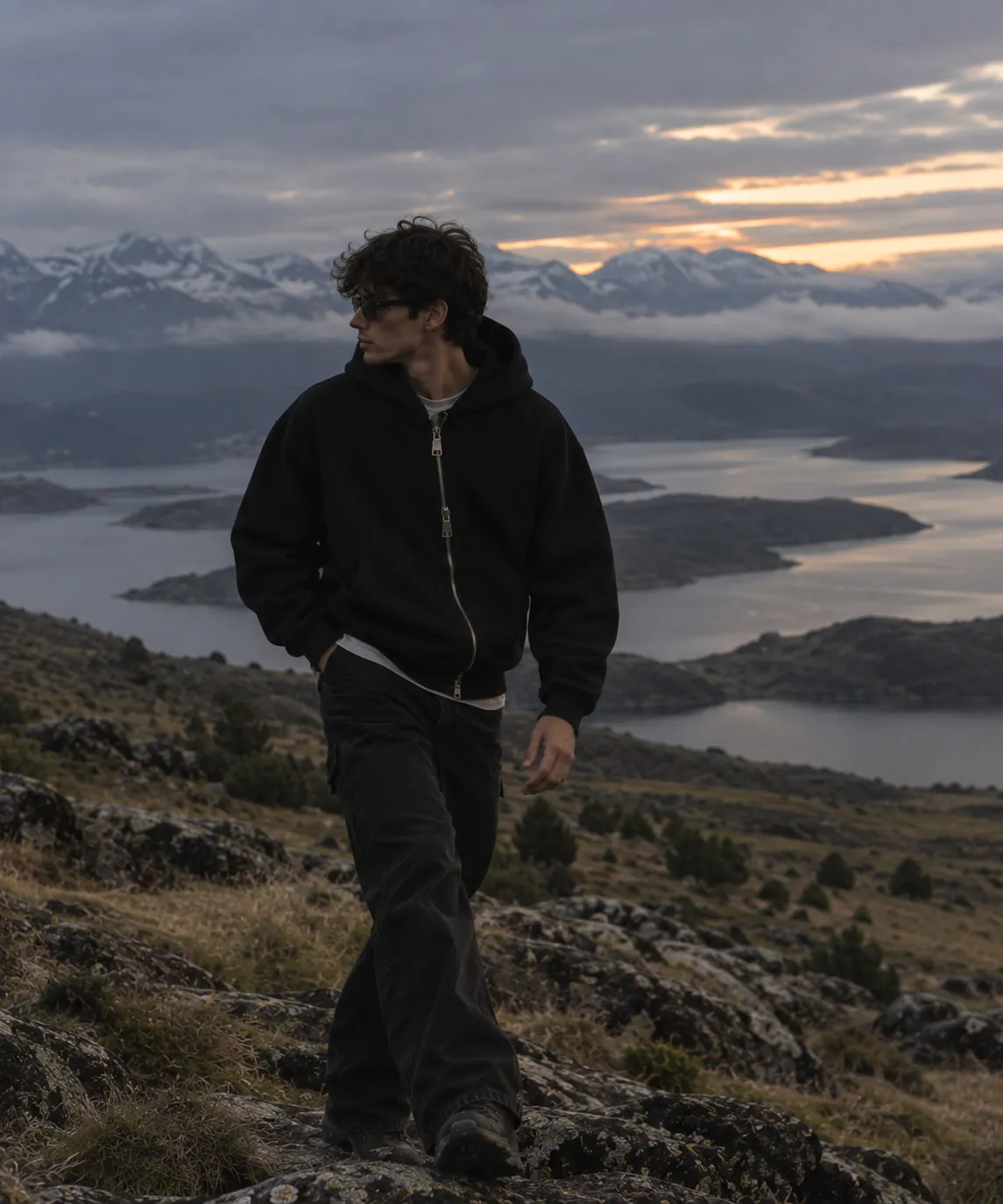 Dual Zip Hoodie negra sobre la montana