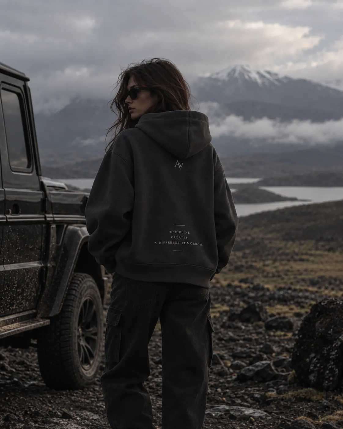 Dual Zip Hoodie charcoal de espaldas ante la montana