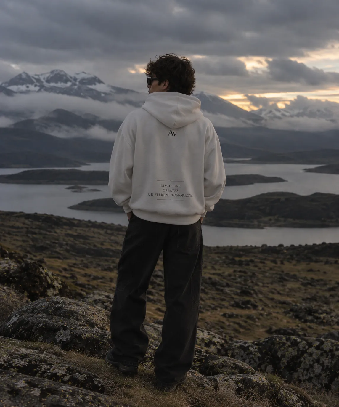 Dual Zip Hoodie off white sobre el paisaje